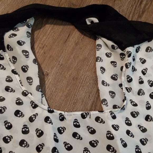 Skull button up - Picture 4 of 4